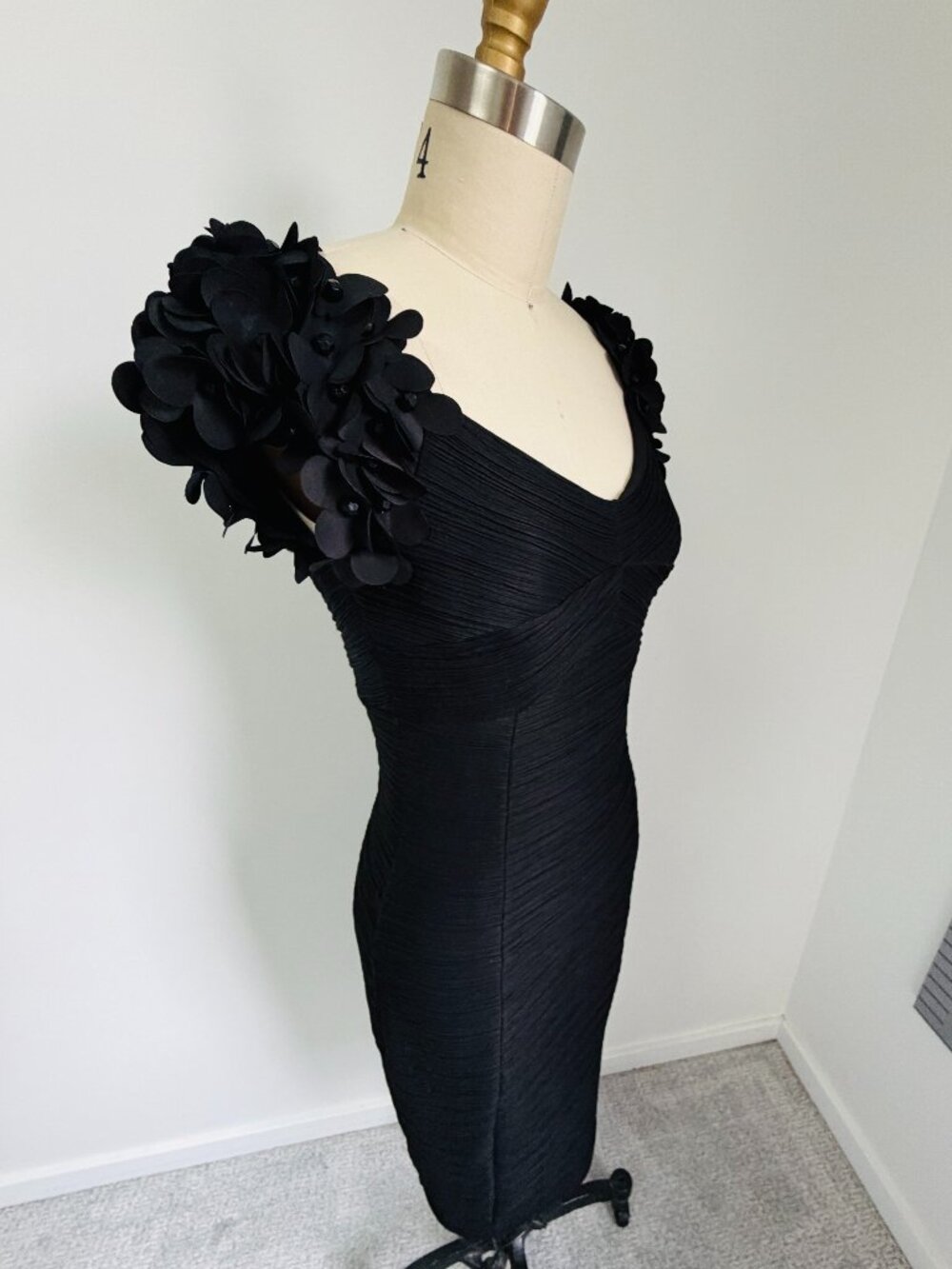 NUE By Shani Cocktail Bodycon LBD Floral Appliqué Statement Sleeve Dress, Size 4